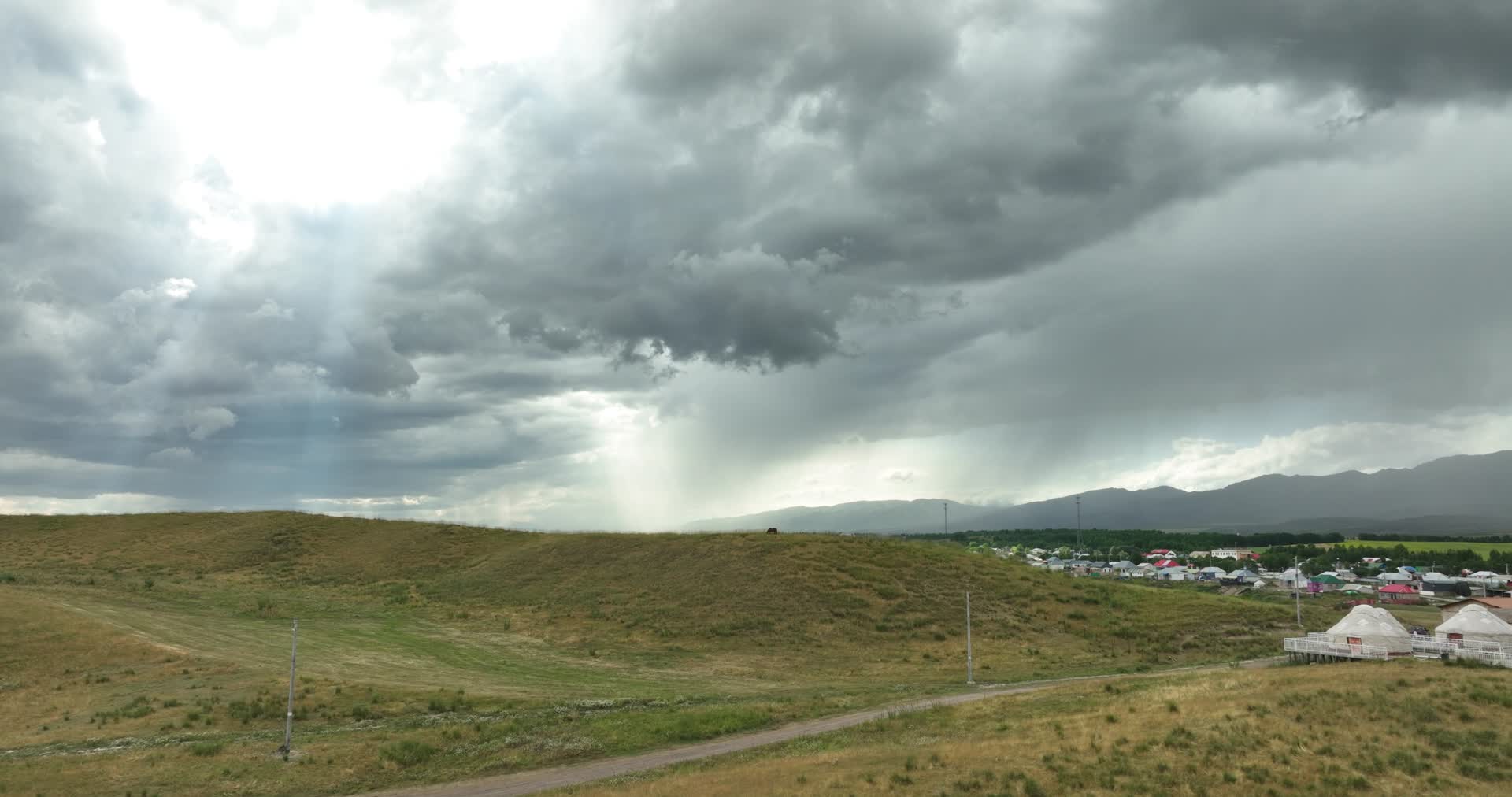 草原蒙古包天空风景视频的预览图