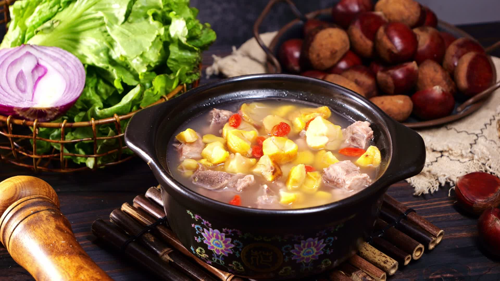 板栗排骨汤中餐美食煲汤炖汤视频的预览图