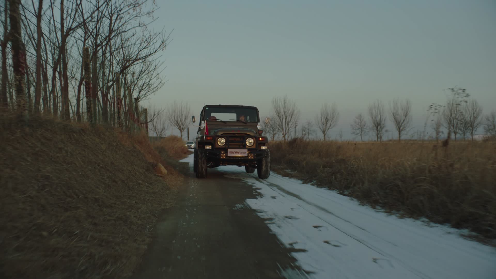 冬天吉普车行驶在北方乡村小道视频的预览图