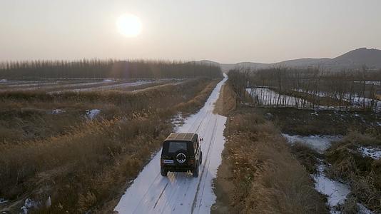 航拍冬天吉普车行驶在北方乡村小道视频的预览图