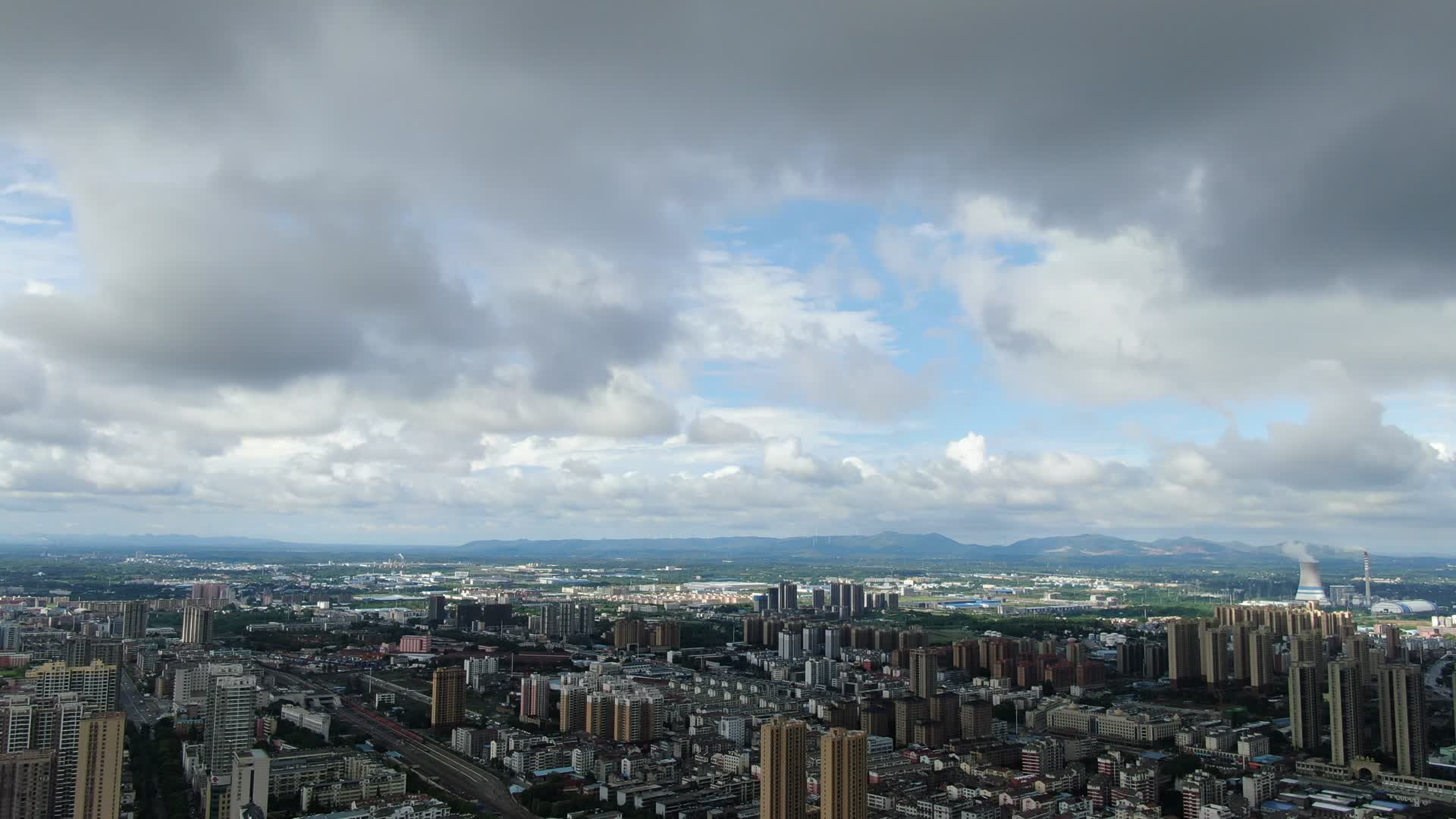 暴雨前城市航拍视频的预览图