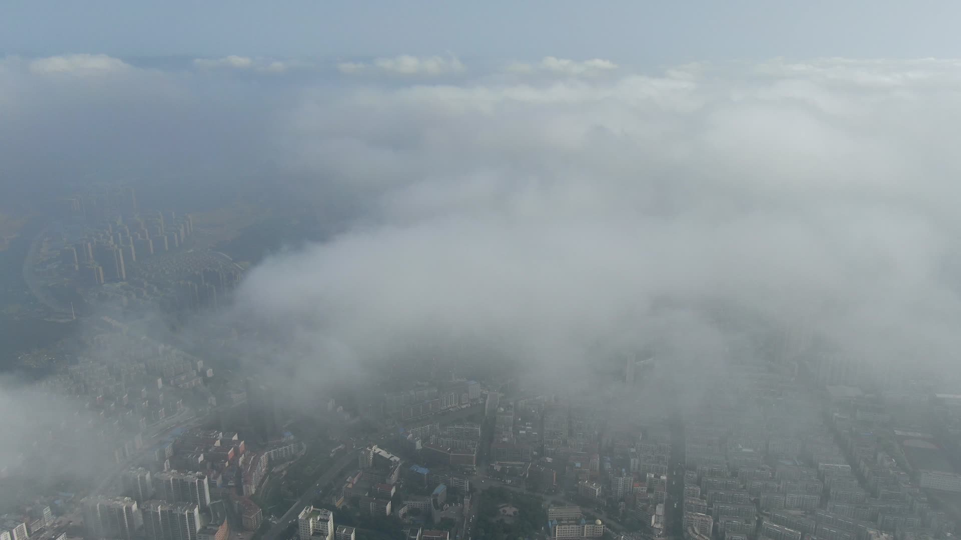 平流云下的城市视频的预览图