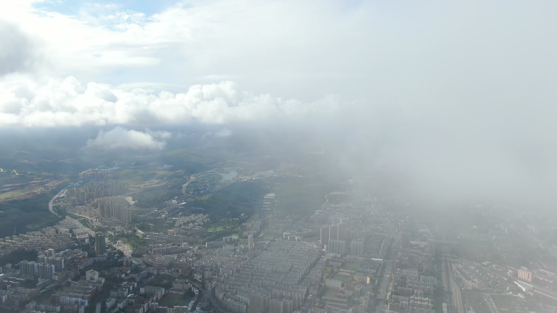 平流云下的城市视频的预览图