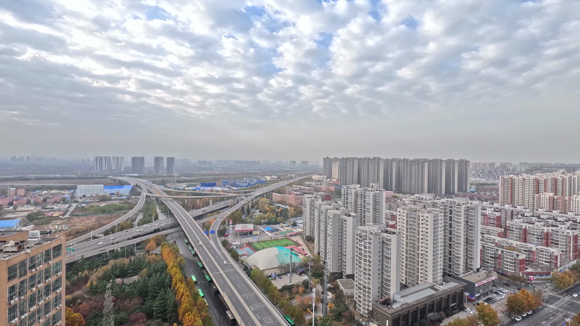 城市高空俯拍建筑高架桥天空延迟摄影视频的预览图