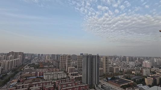 航拍蓝天白云阳光透过云层城市建筑楼群视频的预览图