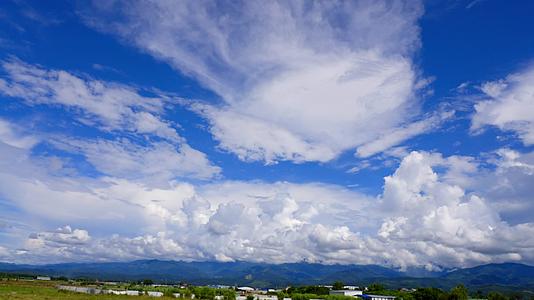晴朗多云的天空蓝天下白云舞动桥梁稻田延时视频的预览图
