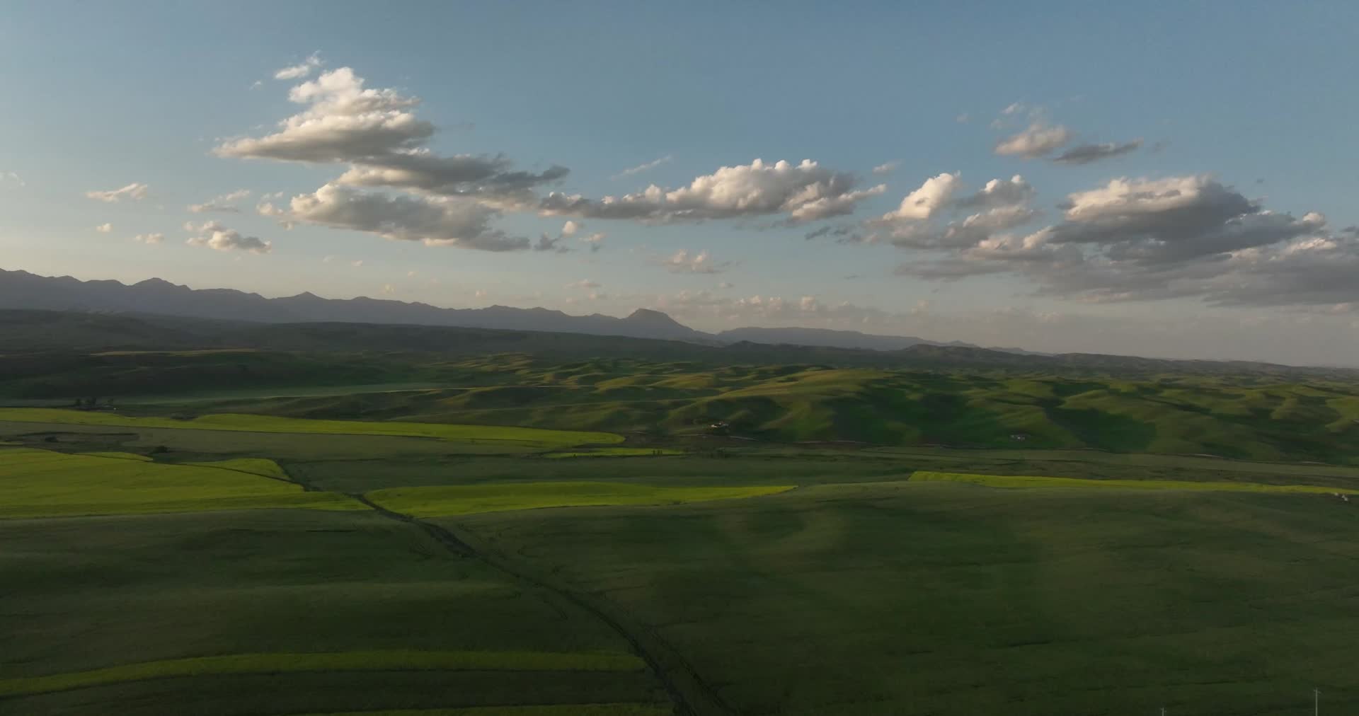 草原山峰蓝天白云雪山航拍风景视频的预览图