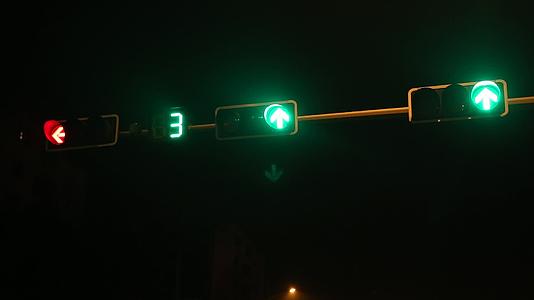 夜晚路口的红绿灯视频的预览图