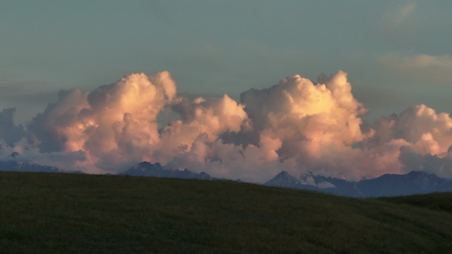 蓝天白云雪山草原航拍风景视频的预览图