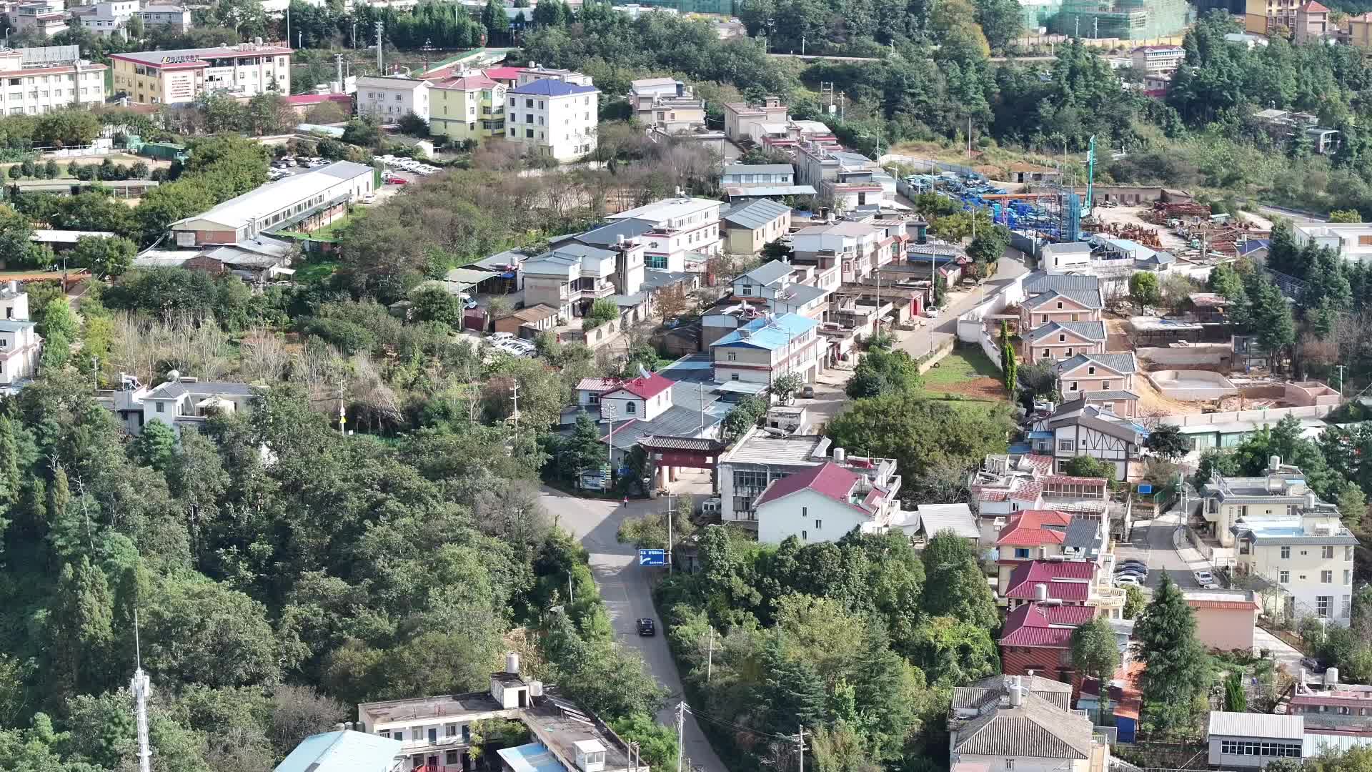 航拍依山而建的乡镇视频的预览图