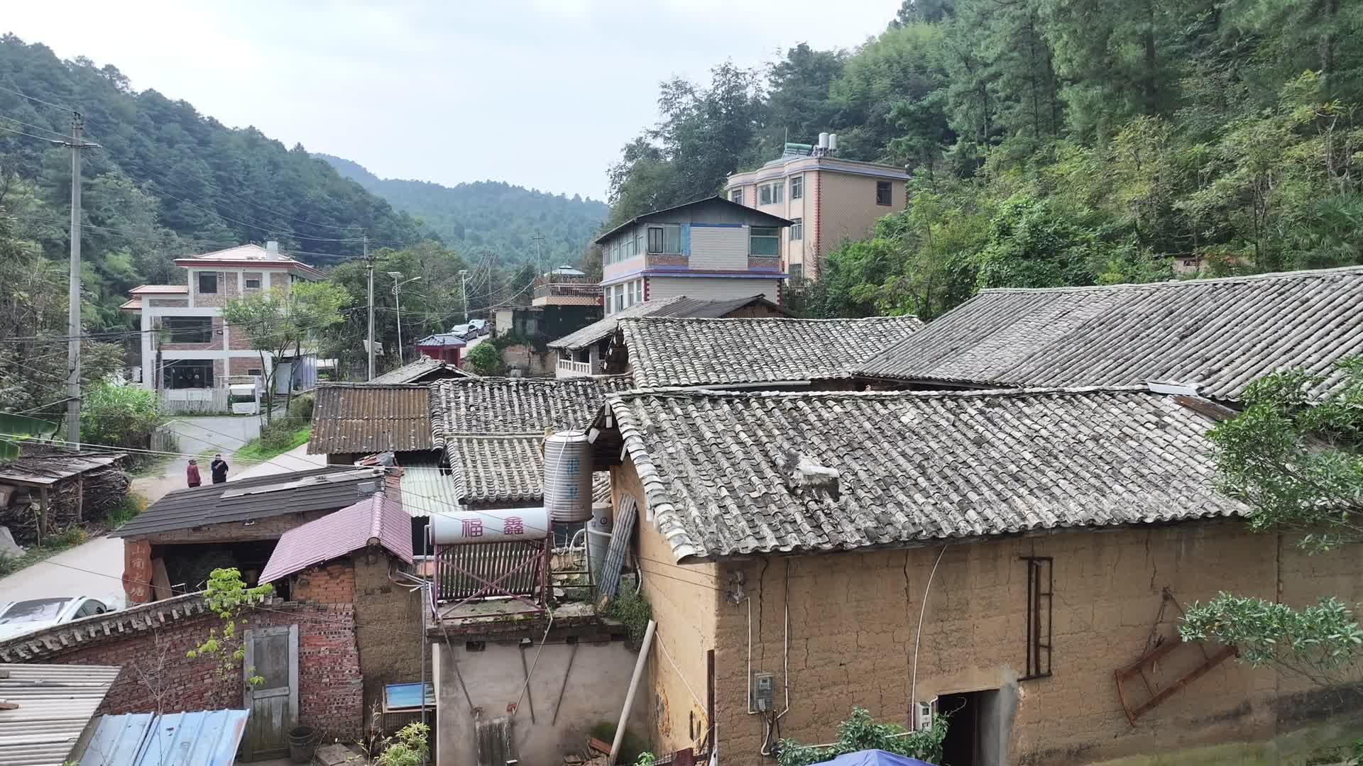 航拍大山环绕的乡镇视频的预览图