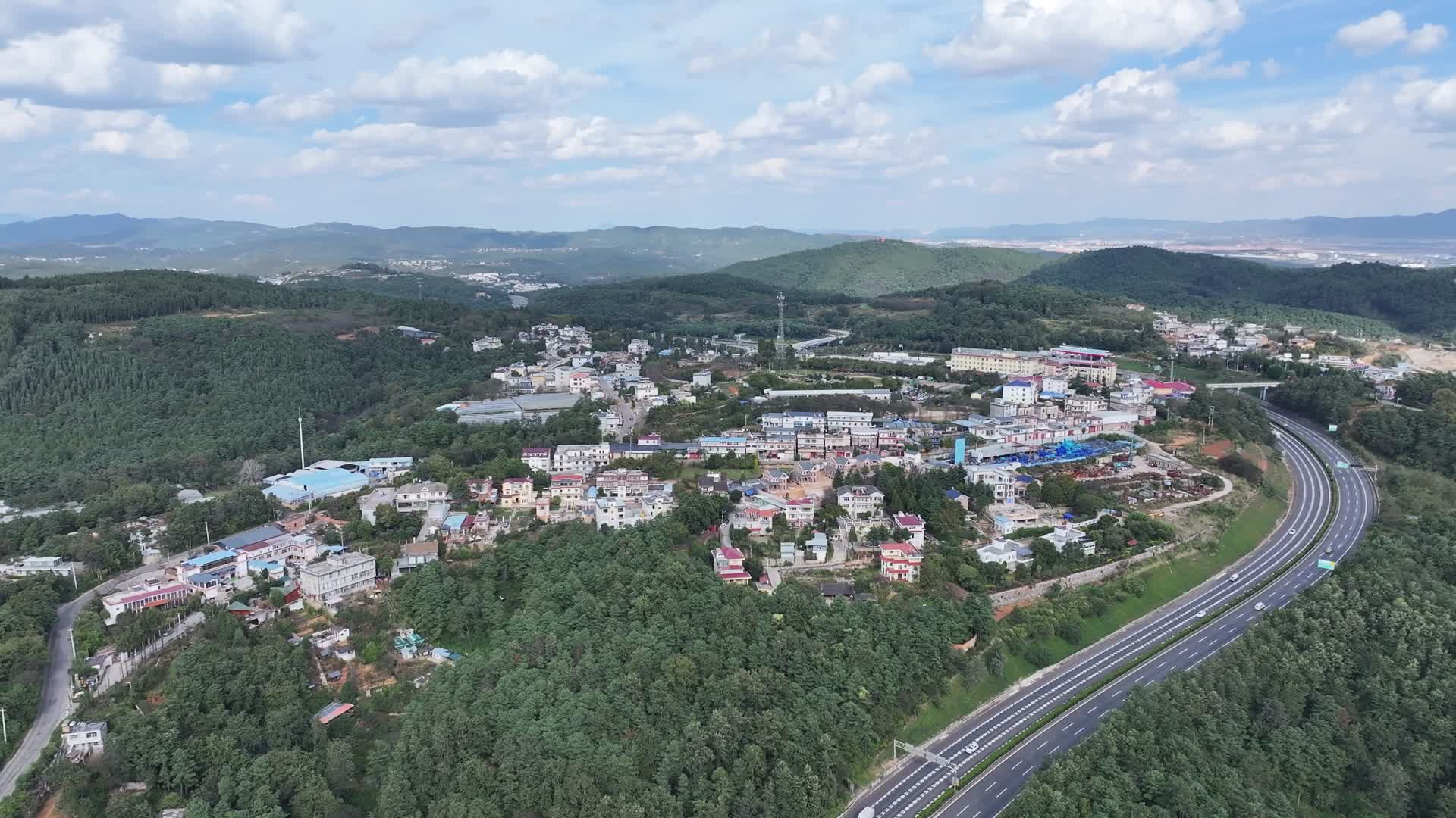 高速公路环绕城镇视频的预览图