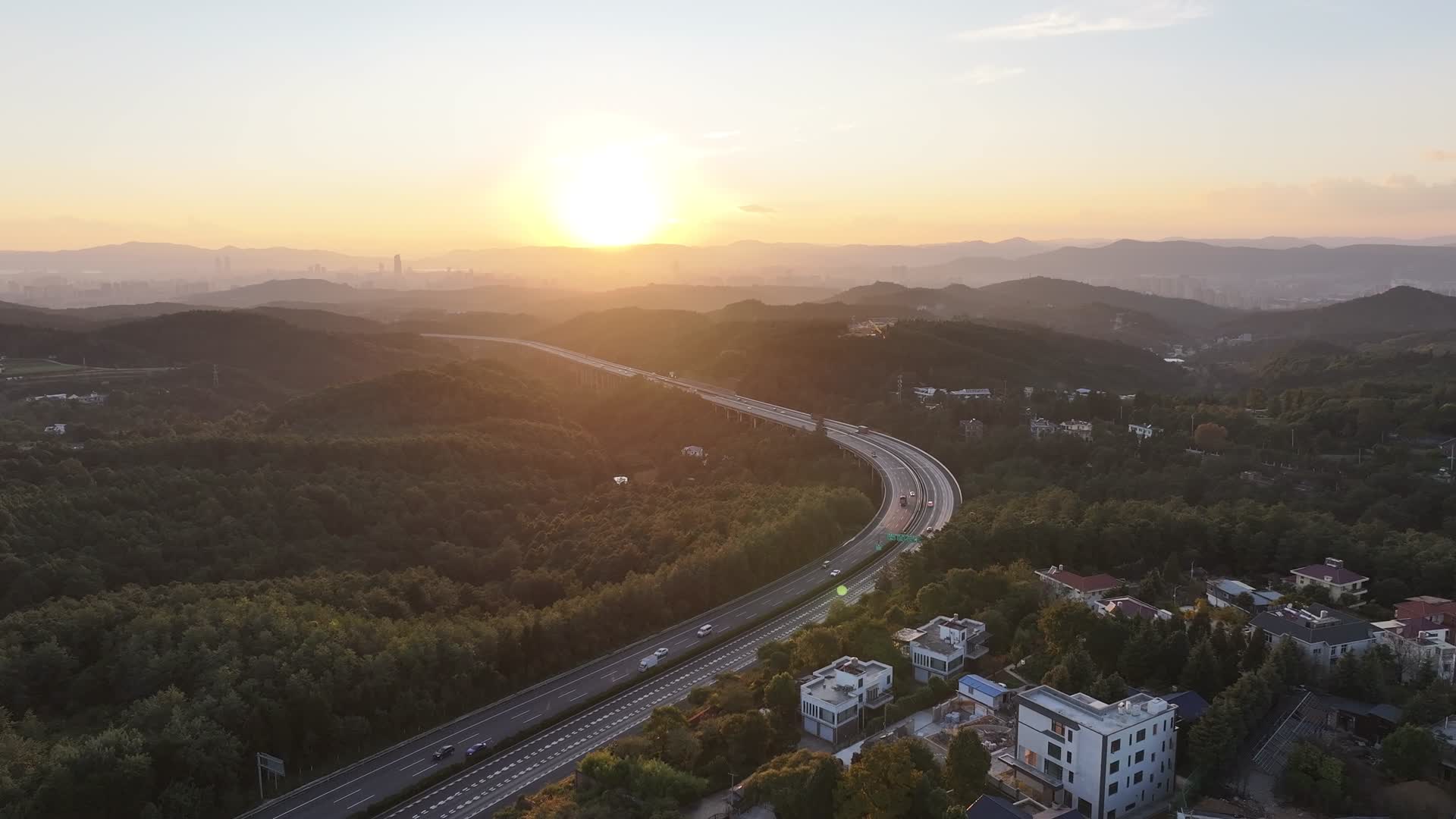 夕阳下的高速公路视频的预览图