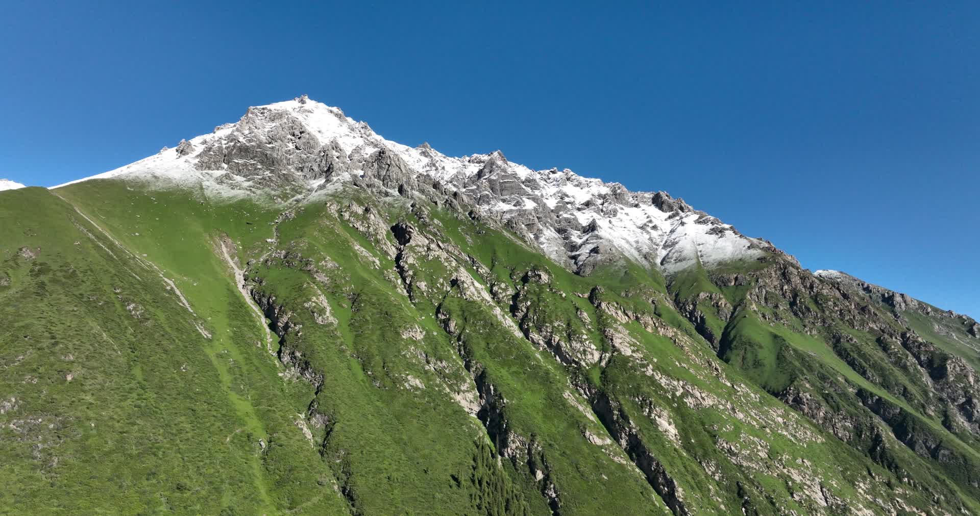 蓝天森林雪山航拍风景视频的预览图