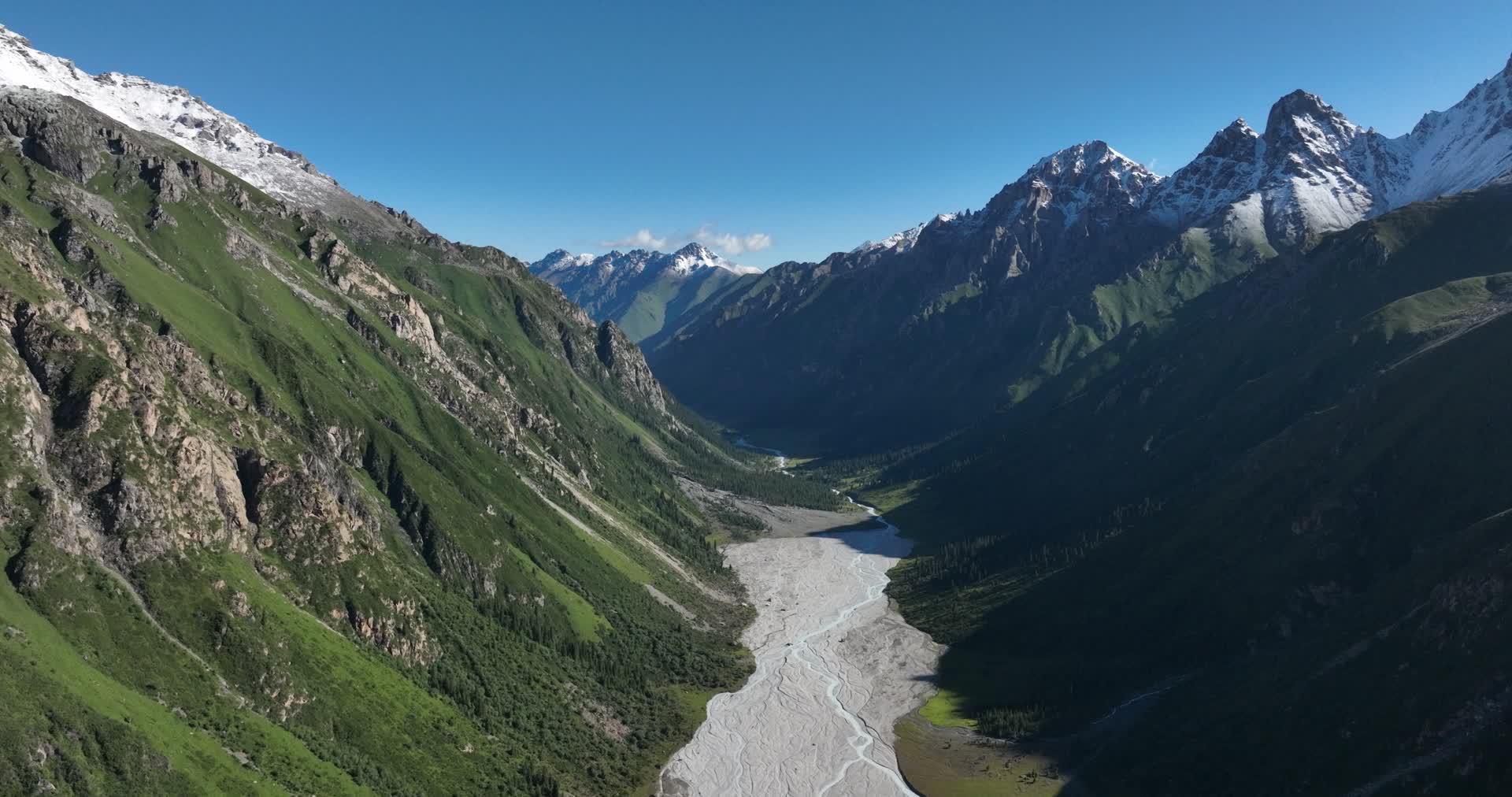雪山河流森林蓝天航拍风景视频的预览图