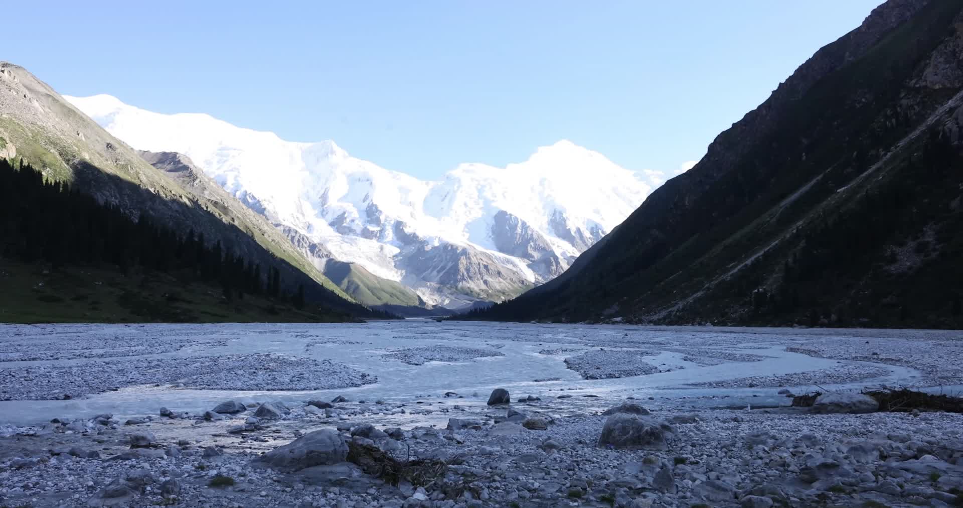 蓝天雪山峡谷河流航拍风景视频的预览图