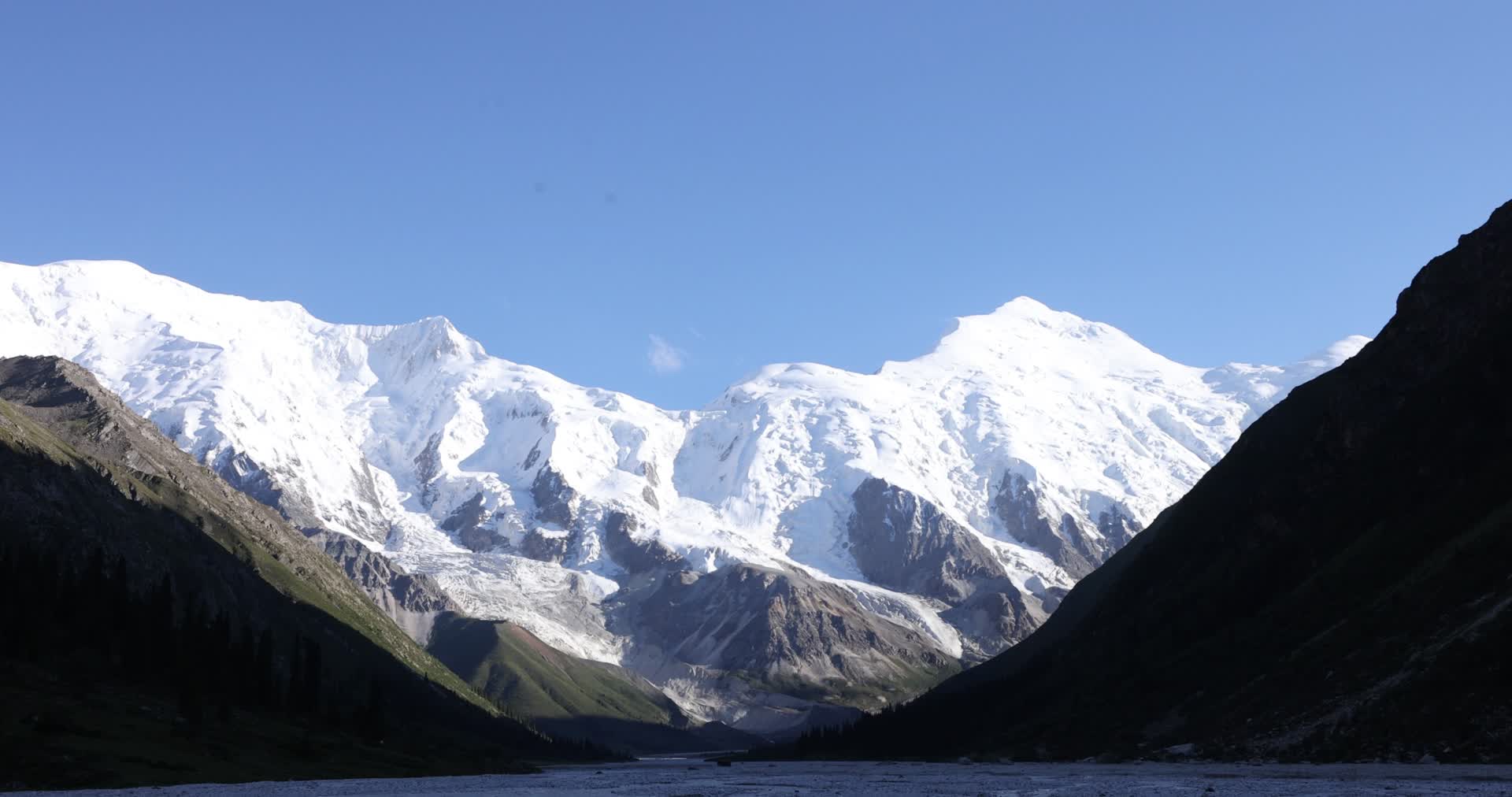 雪山河流蓝天航拍风景视频的预览图