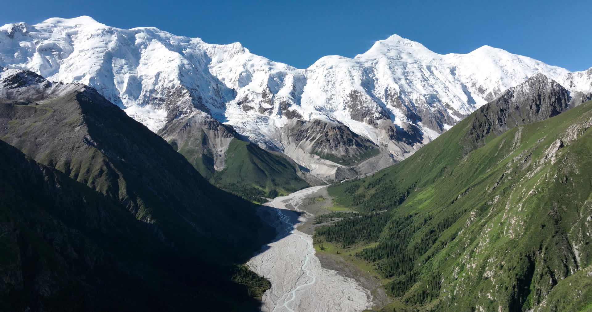 蓝天雪山峡谷河流航拍风景视频的预览图