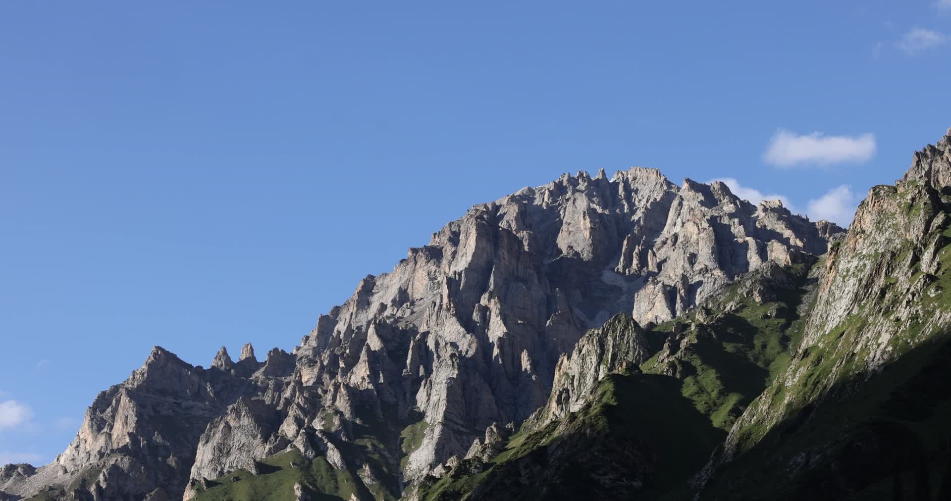 雪山蓝天峡谷森林航拍风景视频的预览图