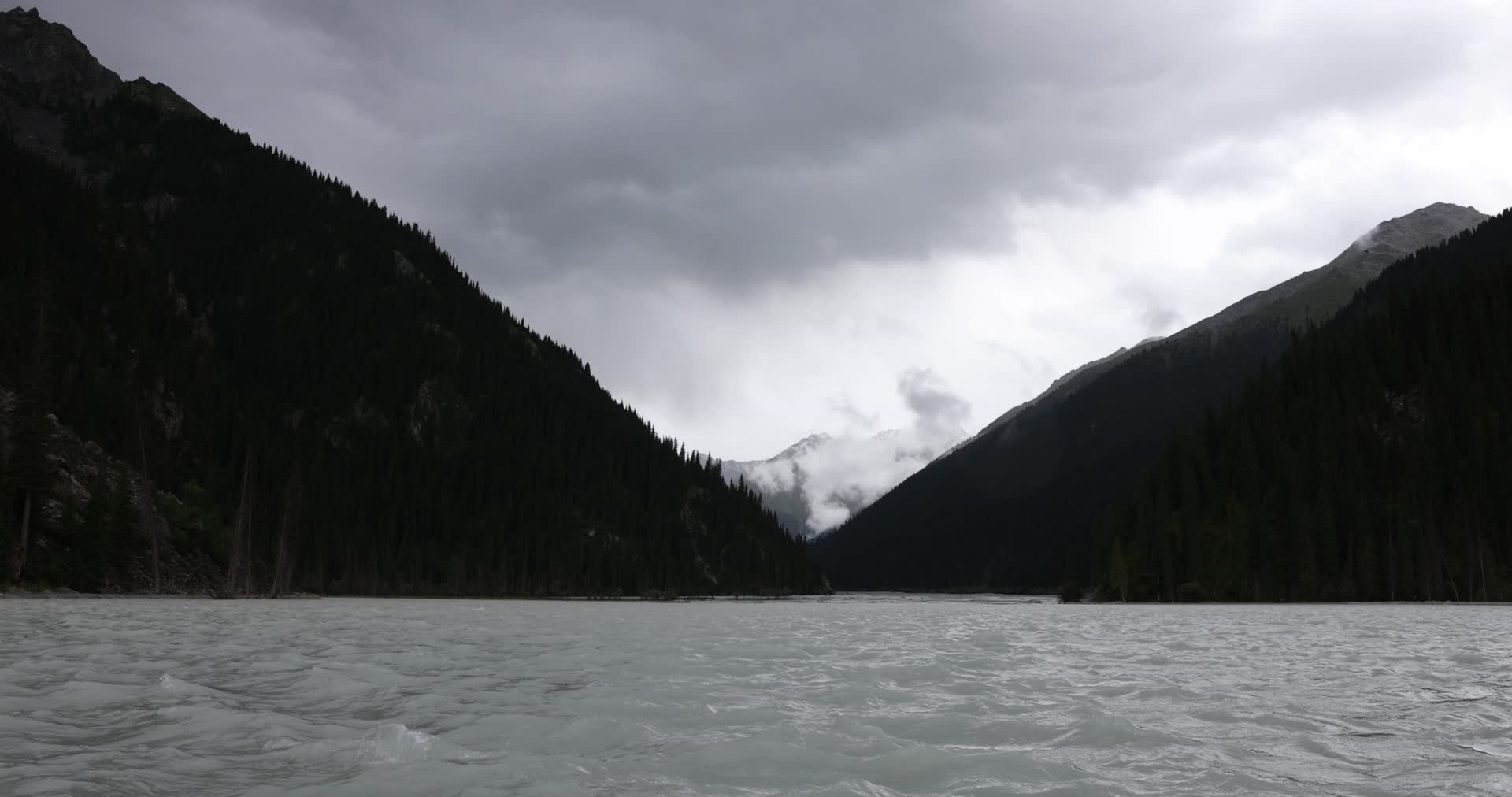 河流雪山峡谷航拍风景视频的预览图