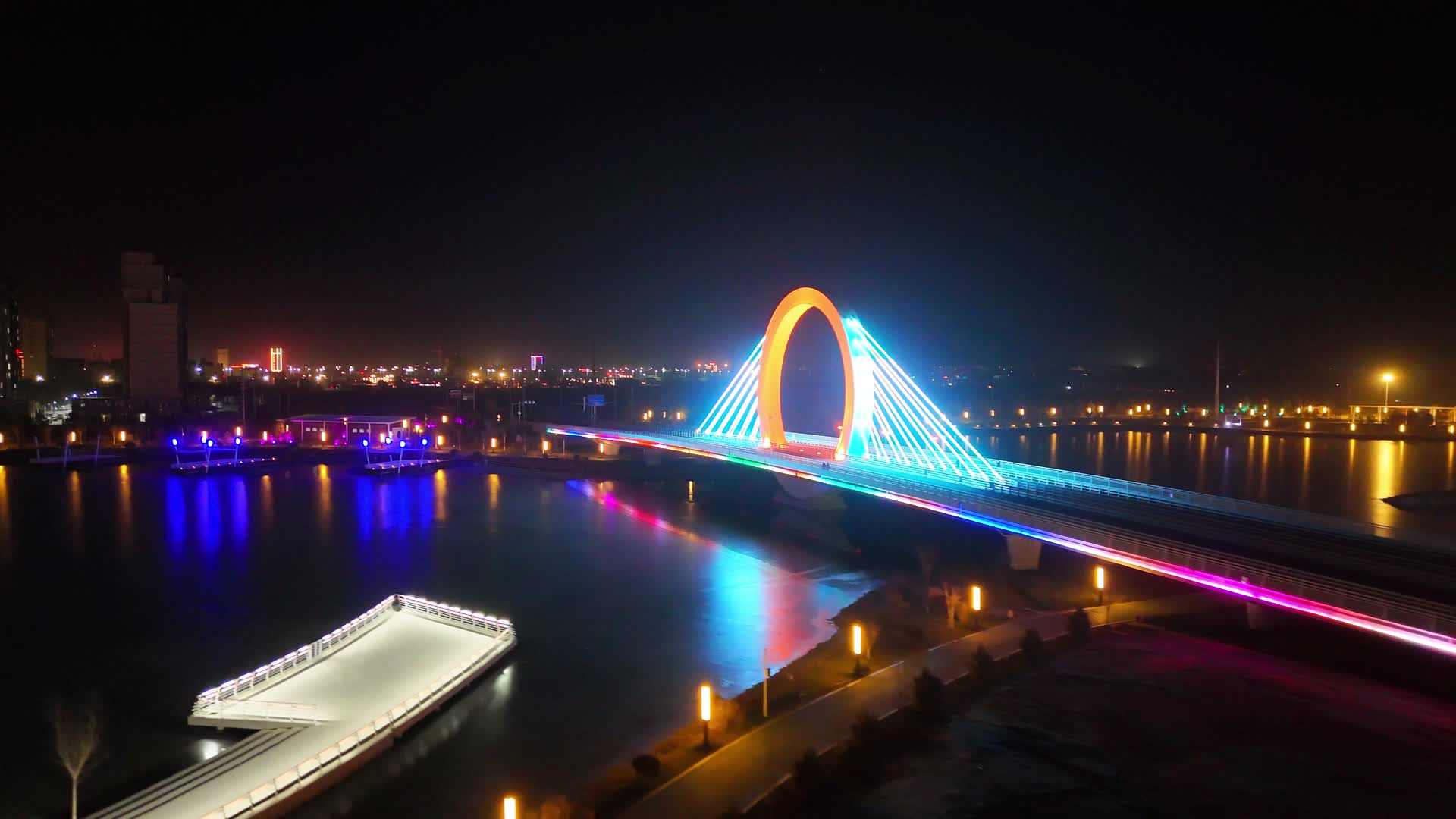航拍甘肃张掖皓月大桥夜景视频的预览图