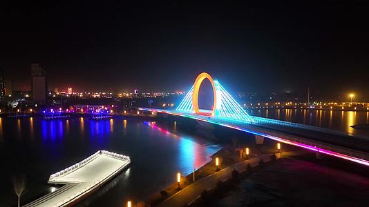 航拍甘肃张掖皓月大桥夜景视频的预览图