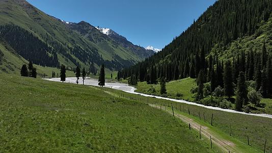 绿色雪山河流森林道路航拍风景视频的预览图