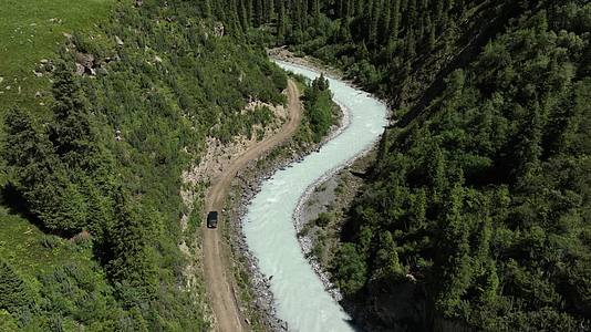 绿色雪山河流森林道路航拍风景视频的预览图