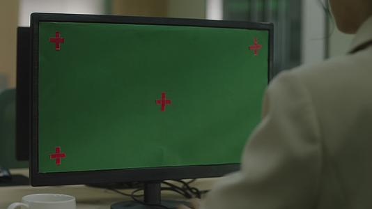 过肩女士视角绿幕电脑屏视频的预览图