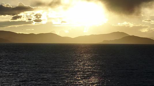 航拍傍晚太阳落山湖面波光粼粼视频的预览图