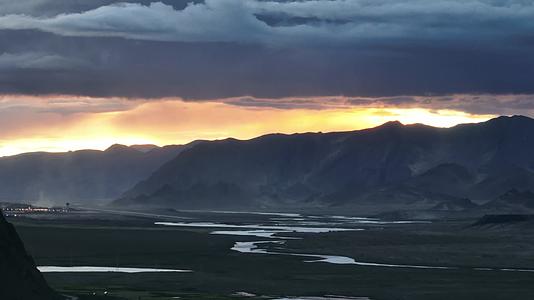 航拍西藏傍晚群山晚霞视频的预览图
