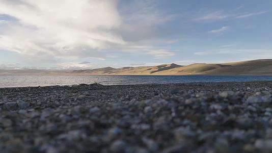 低角度拍摄藏区湖泊风光视频的预览图