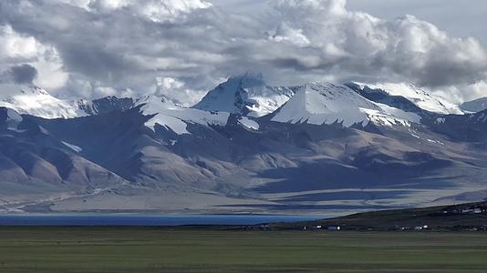 航拍西藏草地雪山风光视频的预览图