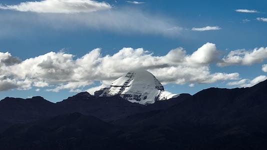 航拍西藏藏区雪山风光视频的预览图