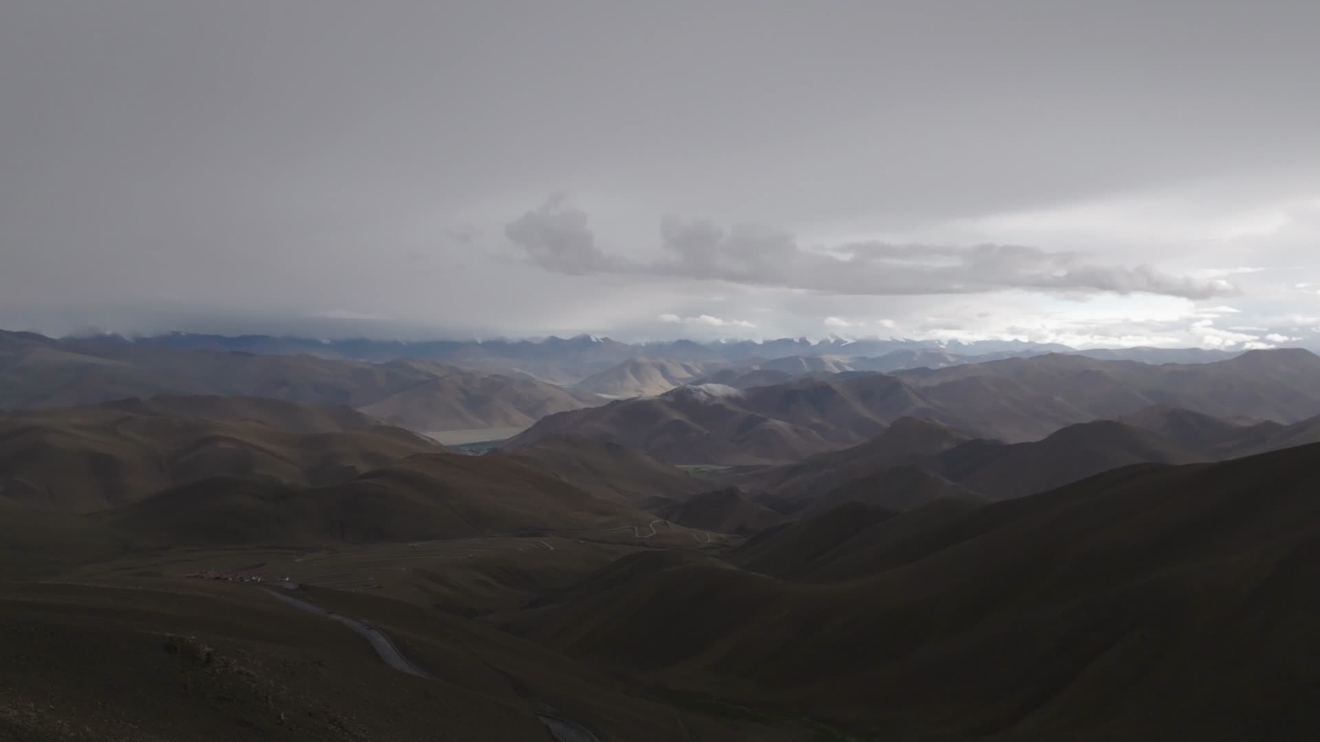 航拍西藏藏区山川地貌视频的预览图