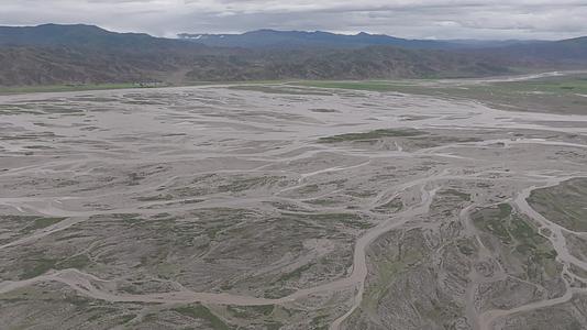 航拍西藏藏区湿地中的农田田地视频的预览图