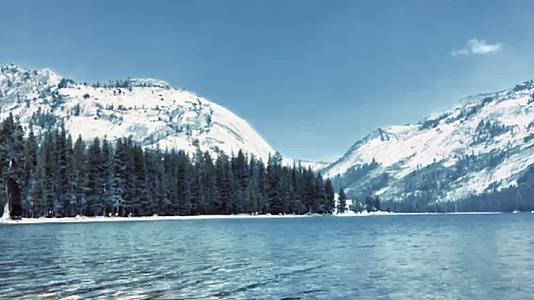雪山湖泊视频的预览图