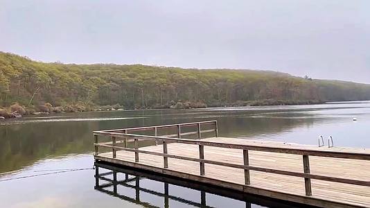 湖边的木桥视频的预览图