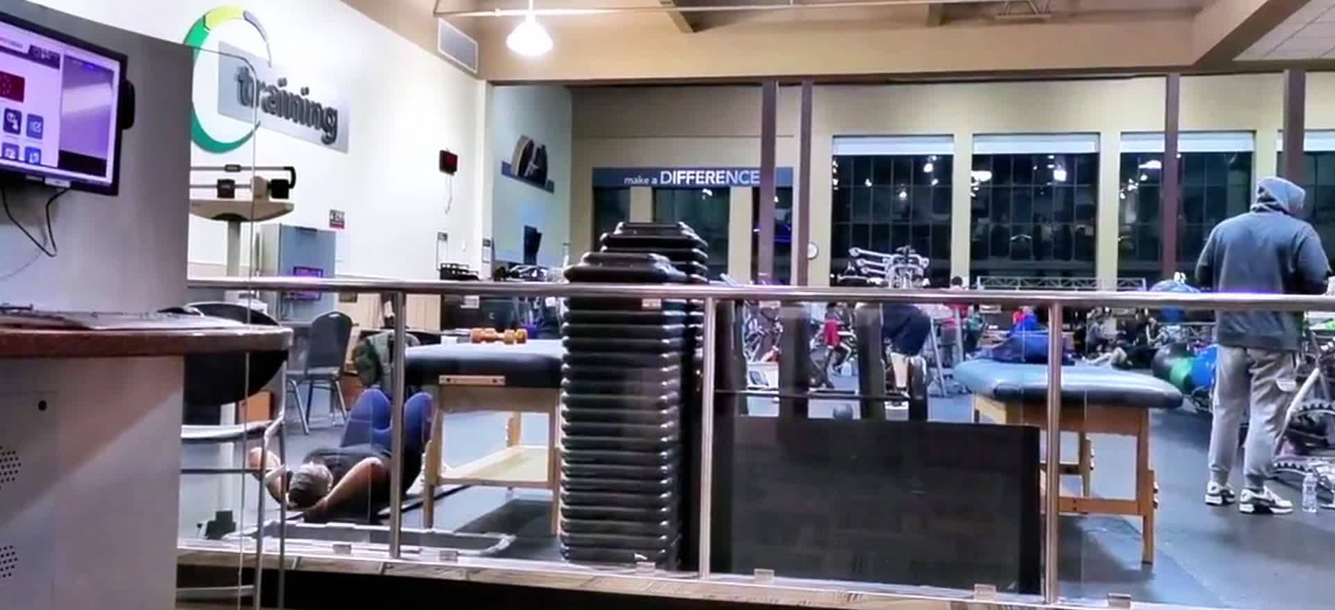 健身房锻炼的人们视频的预览图