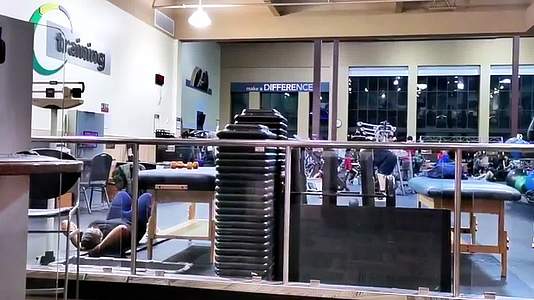 健身房锻炼的人们视频的预览图