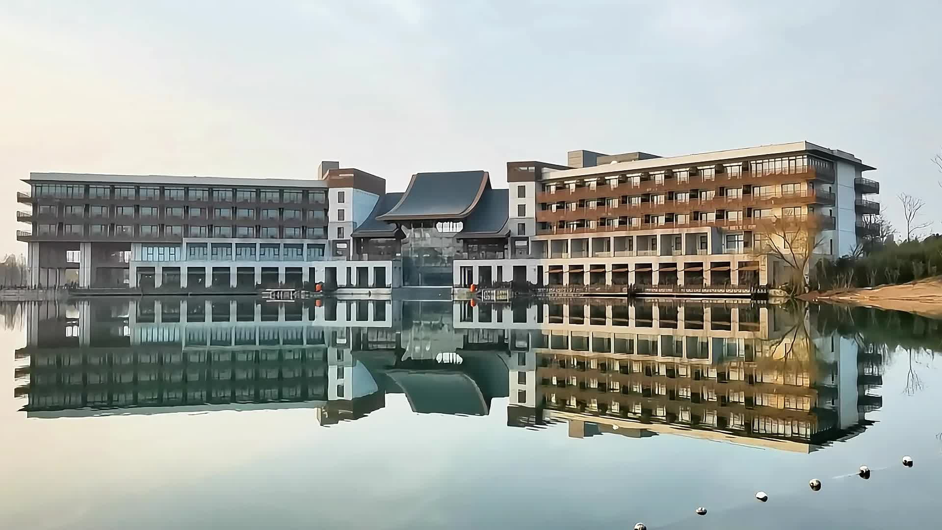 清晨水月周庄的铂尔曼酒店视频的预览图