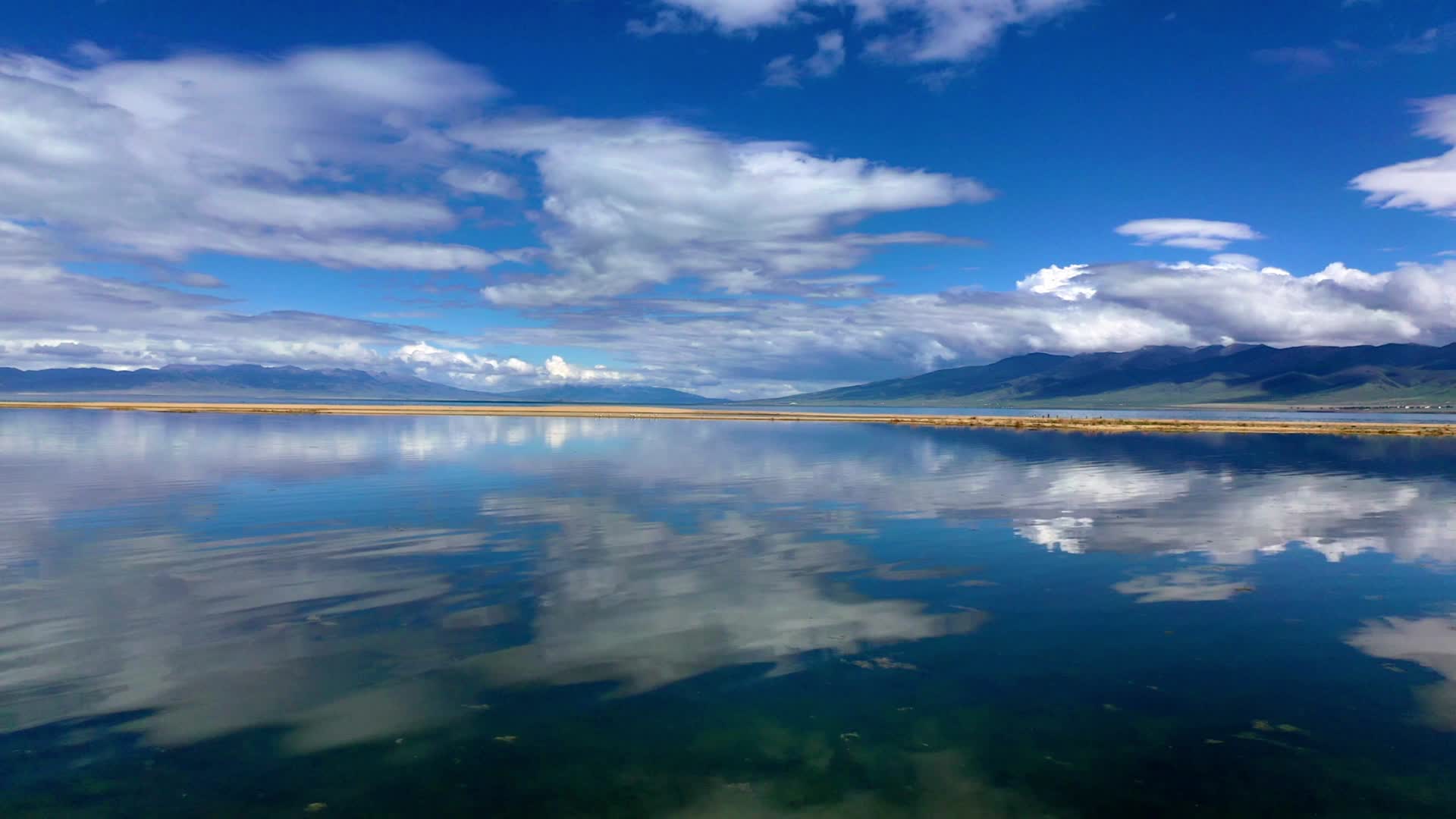 中国最大的高原内陆咸水湖青海湖4K航拍视频视频的预览图