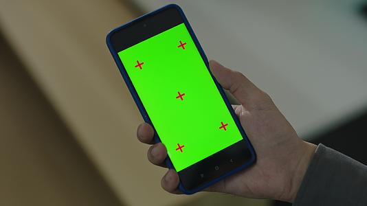 男人手上的手机屏幕手机绿幕视频的预览图