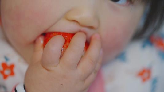 宝宝吃草莓视频的预览图