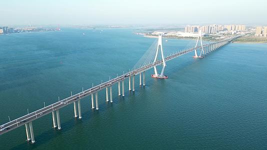 广东湛江海湾大桥航拍4K60视频的预览图