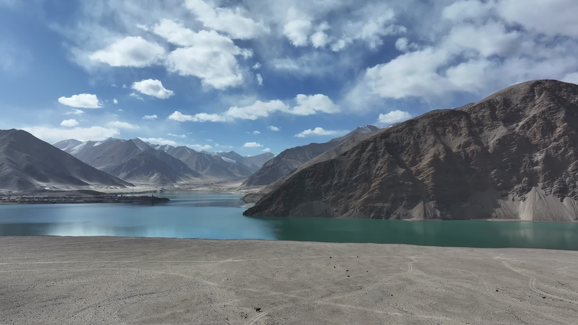 4k航拍新疆白沙湖水天一色视频的预览图