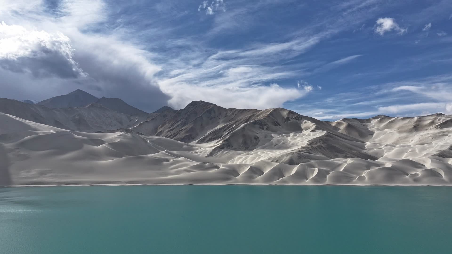 新疆帕米尔高原白沙山和白沙湖视频的预览图