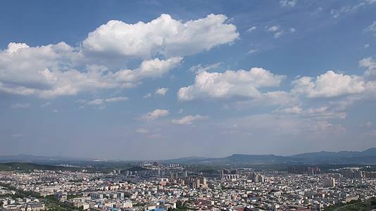 城市蓝天白云延时摄影视频的预览图