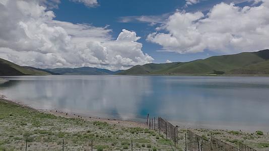 航拍西藏雅鲁藏布江风光视频的预览图
