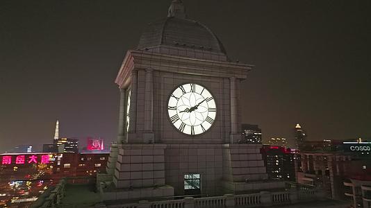 航拍夜晚广州海关钟楼视频的预览图